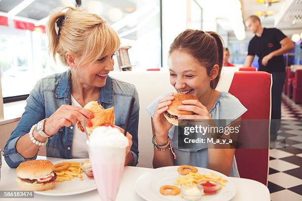 la mamma non cucina oggi - fast food restaurant foto e immagini stock