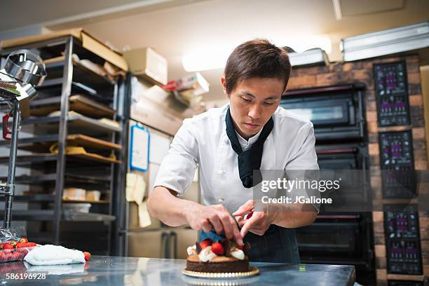 baker decorar um bolo - japanese art - fotografias e filmes do acervo