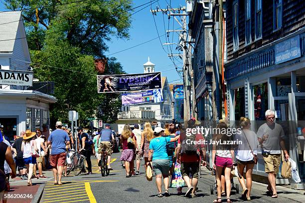 summer scene, tourists in provincetown, massachusetts, new england, usa - provincetown stockfoto's en -beelden