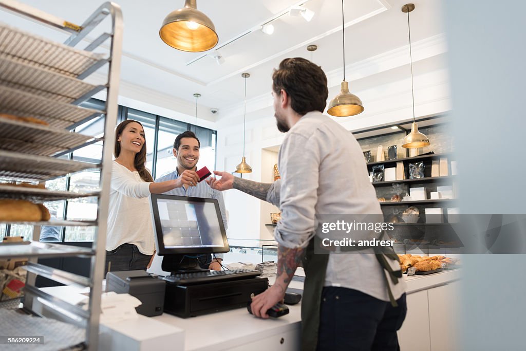 Paar kauft Waren in der Bäckerei