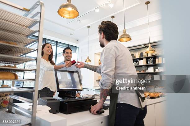 coppia che acquista beni al panificio - coppie cibo food bistrot foto e immagini stock