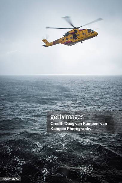 helicopter rescue - military helicopter fotografías e imágenes de stock