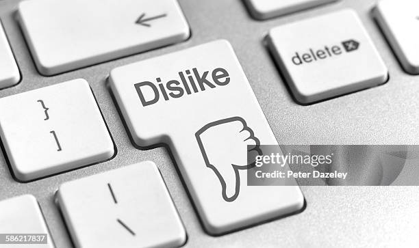 dislike computer key - cyber harcèlement photos et images de collection