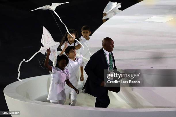 Kipchoge Keino walks to stage to receive the Olympic Laurel during the Opening Ceremony of the Rio 2016 Olympic Games at Maracana Stadium on August...