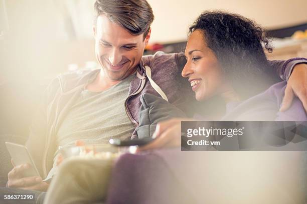 sorridente giovane coppia - parte di una serie foto e immagini stock