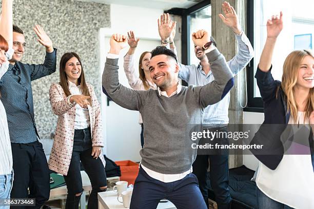 freunde zusammengehörigkeit haben eine party im büro - feier am arbeitsplatz stock-fotos und bilder