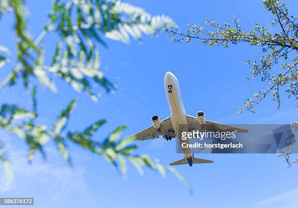 landing at cologne international airport cgn - veículo aéreo imagens e fotografias de stock