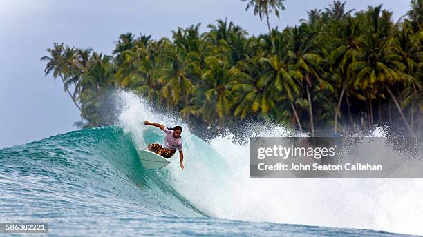 surfing at lagundri bay - nias island imagens e fotografias de stock