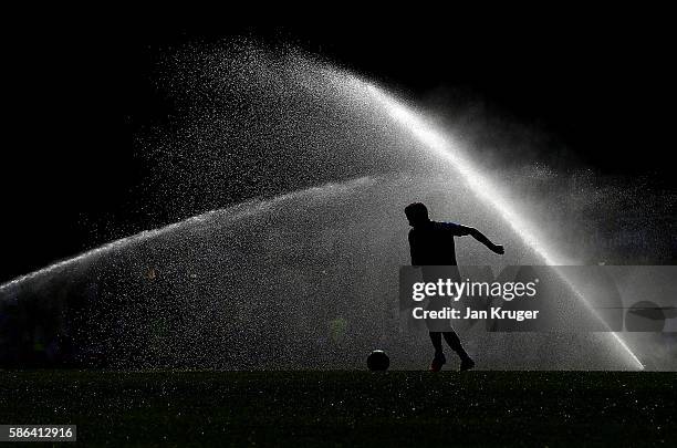 Tom Cleverley of Everton warms up during the pre-season friendly match between Everton and Espanyol at Goodison Park on August 6, 2016 in Liverpool,...