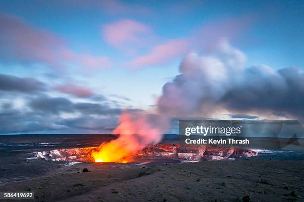 hawaii's kilauea caldera at twilight - kilauea foto e immagini stock