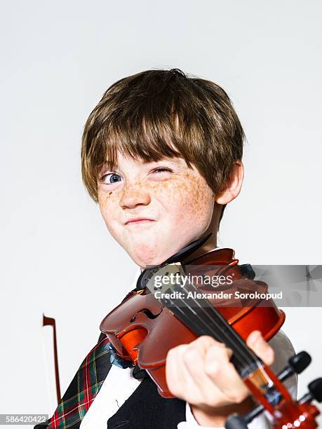 freckled red-hair boy playing violin - boy violin stockfoto's en -beelden