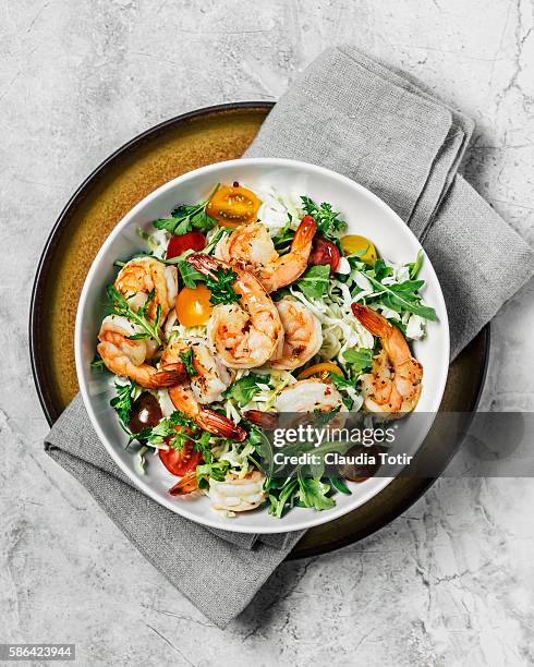 shrimp salad - garnaal vis en zeevruchten stockfoto's en -beelden