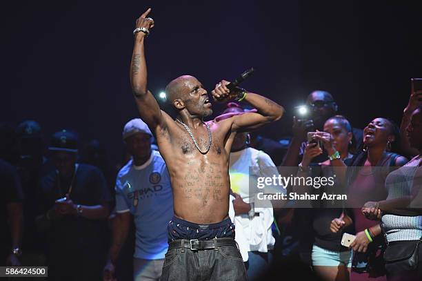 Rapper DMX performs live on stage at The Apollo Theater on August 5, 2016 in New York City.