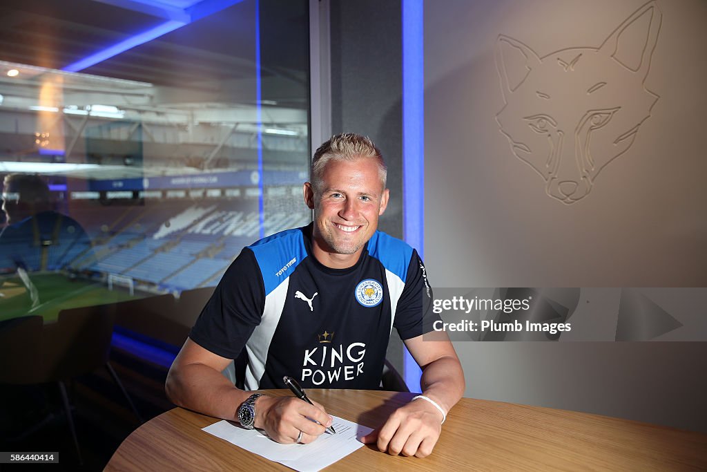 Kasper Schmeichel Signs a New Contract at Leicester City