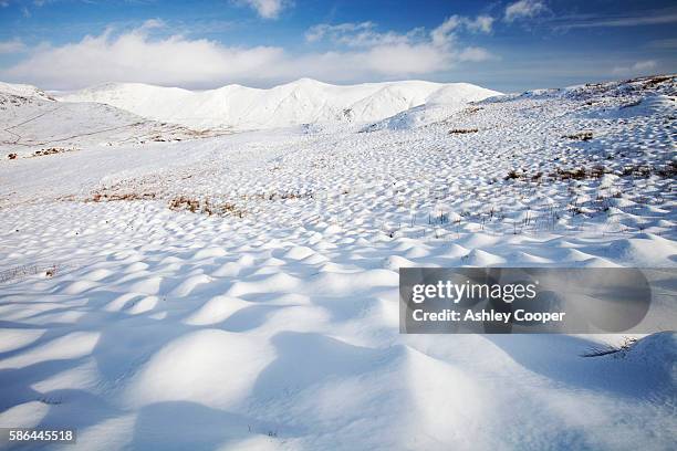 snowy hummocks on wansfell above ambleside in the lake district, uk, looking towards the kentmere fells. - kleiner hügel stock-fotos und bilder