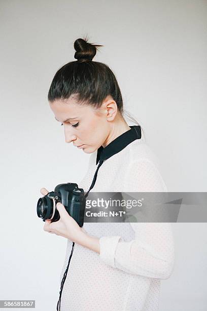 girl holding camera - n n girl models imagens e fotografias de stock