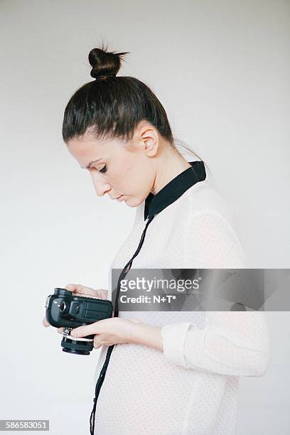 girl holding camera - n n girl models stock pictures, royalty-free photos & images