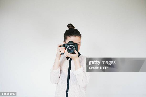 girl taking a picture - n n girl models imagens e fotografias de stock
