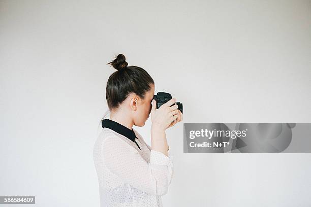 girl holding camera - n n girl models stock pictures, royalty-free photos & images