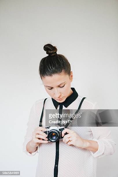 girl holding camera - n n girl models imagens e fotografias de stock