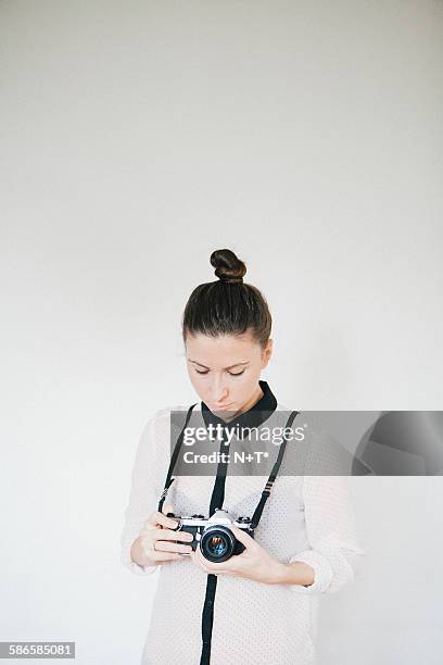 girl holding camera - n n girl model stock pictures, royalty-free photos & images