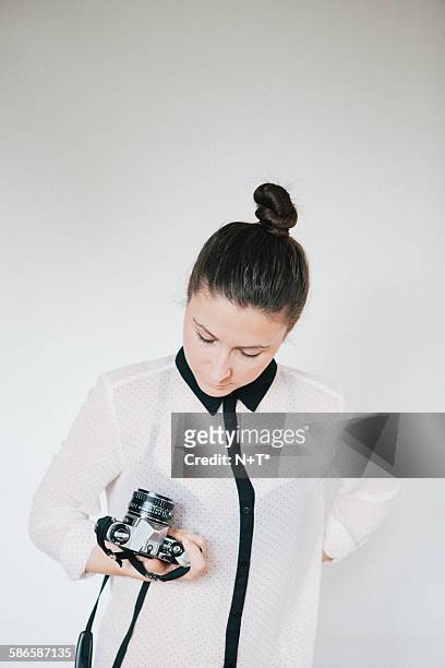 girl looking at camera - n n girl models imagens e fotografias de stock