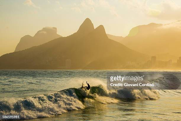surf at ipanema - rio de janeiro stock-fotos und bilder