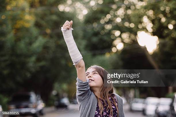 young girl with a broken arm - bandage stockfoto's en -beelden