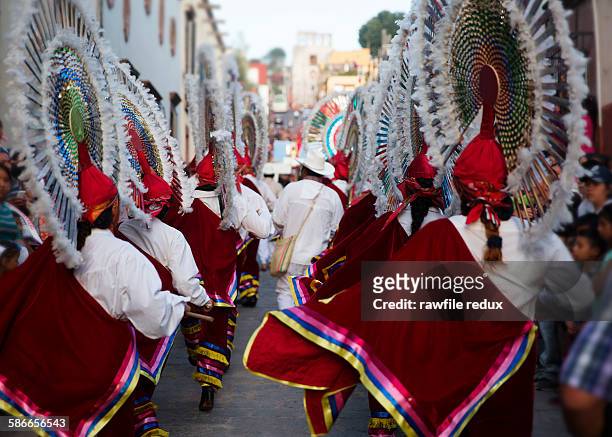 dancers at a traditional parade - san miguel de allende 個照片及圖片檔