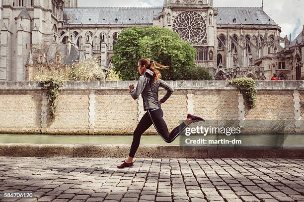 femme sportive le jogging à paris - jogging photos et images de collection