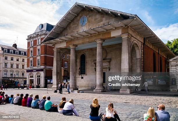 audience watching a street entertainer in covent garden - covent garden 個照片及圖片檔