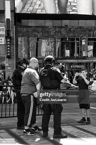 nypd counter-terrorism officers posing with tourists, times square, manhattan, nyc - kids call 911 stock pictures, royalty-free photos & images