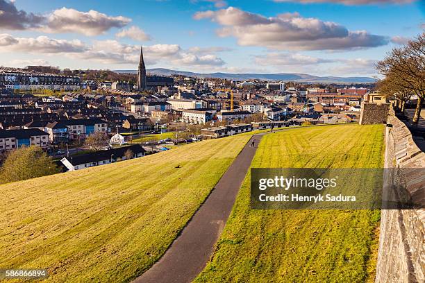 derry panorama from city walls - londonderry - fotografias e filmes do acervo