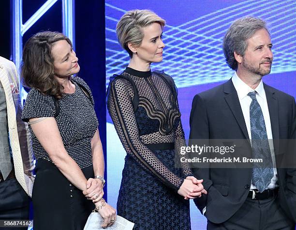 Executive producer Nina Jacobson, actress Sarah Paulson and series creator Scott Alexander accept the award for 'Program of the Year' for "The People...