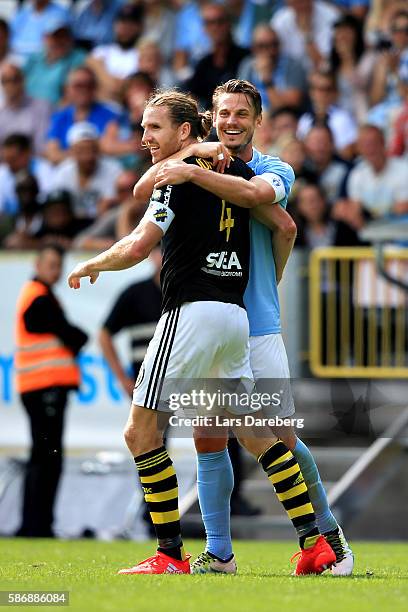 Markus Rosenberg of Malmo FF give Nils-Eric Johansson of AIK a hug during the Allsvenskan match between Malmo FF and AIK at Swedbank Stadion on...