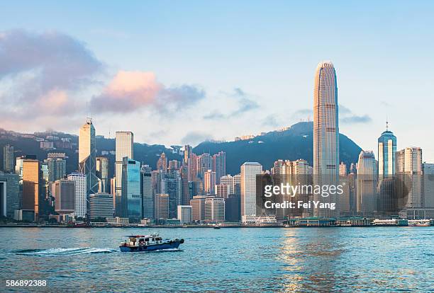 victoria harbour at morning, hong kong - hong kong skyline stockfoto's en -beelden