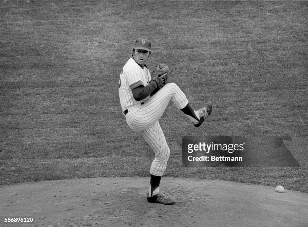 New York Mets' Jerry Koosman pitches against the Chicago Cubs