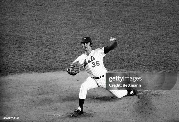 New York Mets', Jerry Koosman, pitching against Pittsburgh Pirates.