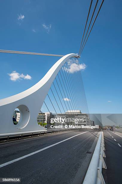 samuel beckett bridge, dublin, leinster province, ireland, europe. - ponte samuel beckett - fotografias e filmes do acervo