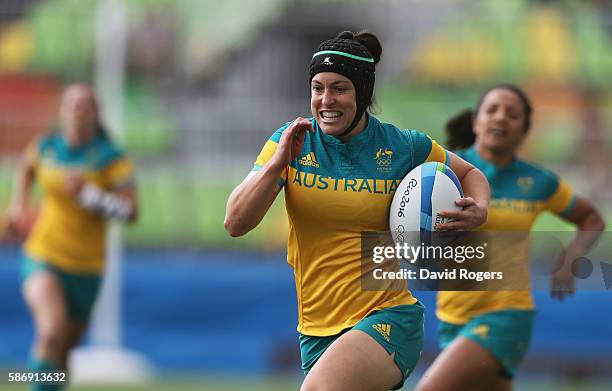 Sharni Williams of Australia carries the ball during the Women's Pool A rugby match against the United States on Day 2 of the Rio 2016 Olympic Games...