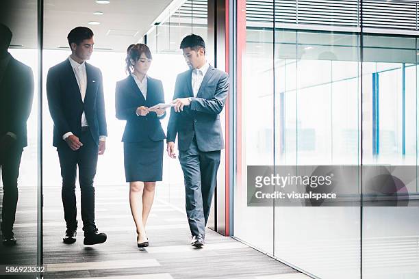 drei unternehmer briefing im büro - meeting candid office suit stock-fotos und bilder
