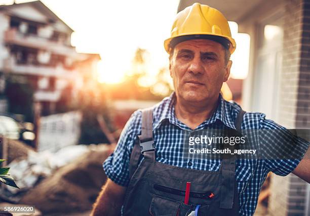 portrait d’un travailleur de la construction - irréductibilité photos et images de collection