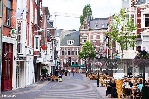 pedestrian zone in venlo at summertime - venlo stockfoto's en -beelden