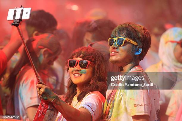 selfie a colori - color run foto e immagini stock