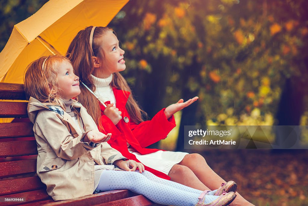Kinder unter Dem Schirm