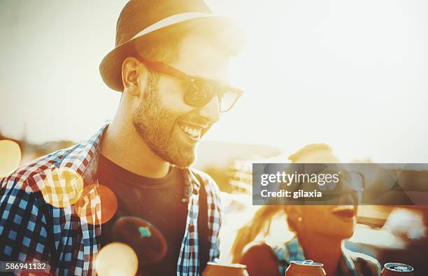 sommer in der stadt. - getränkedose stock-fotos und bilder