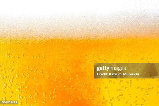 beer close-up background - beer stock-fotos und bilder