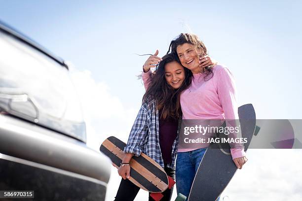 mum and daughter skate board - surfar com prancha longa imagens e fotografias de stock