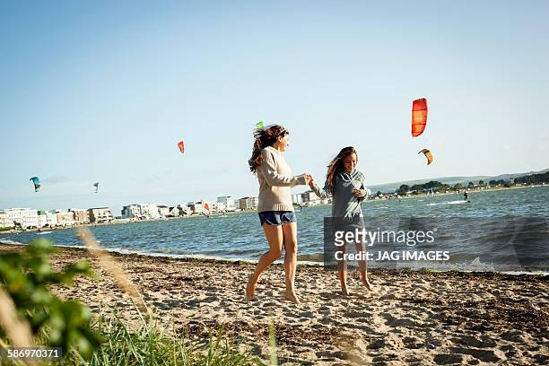 mother and daughter enjoying the beach - dorset uk - fotografias e filmes do acervo