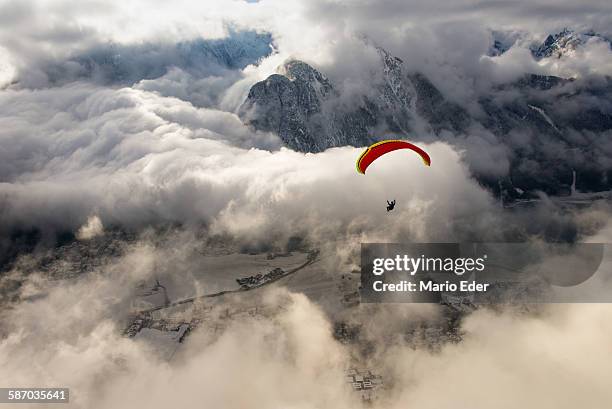 wolkenflug - parapente fotografías e imágenes de stock